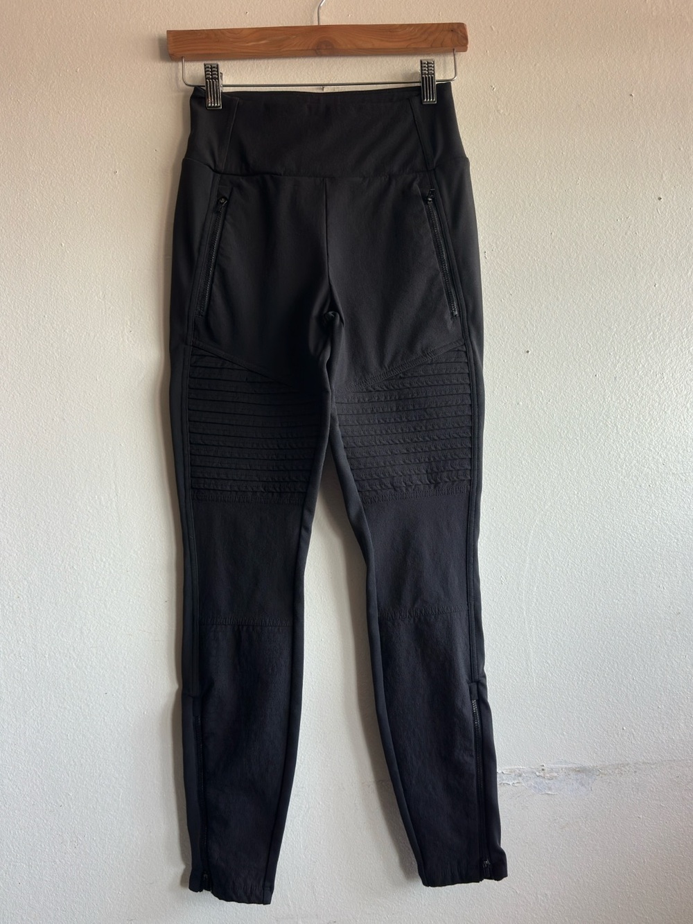 Athleta Headlands Hybrid Moto Tight Leggings ankle and zips Size 2 Black